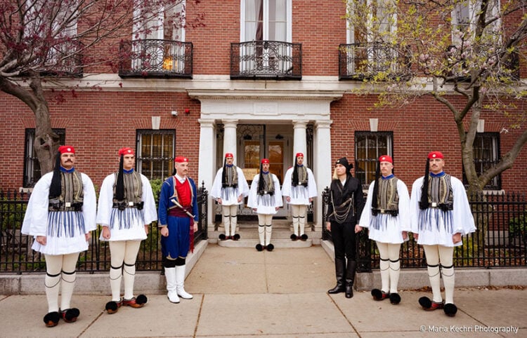 Άγημα της Προεδρικής Φρουράς έξω από το Γενικό Προξενείο της Ελλάδας στη Βοστόνη, Σάββατο 25 Απριλίου 2026 (φωτ.: Consulate General of Greece in Boston﻿ / Maria Kechri)