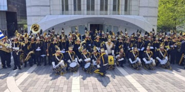 Η μπάντα έξω από το ναό του Αγίου Νικολάου (φωτ.: facebook / Φιλαρμονική Κορακιάνας «Σπύρος Σαμάρας»)