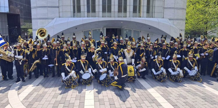 Η μπάντα έξω από το ναό του Αγίου Νικολάου (φωτ.: facebook / Φιλαρμονική Κορακιάνας «Σπύρος Σαμάρας»)