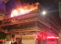 Φλόγες βγαίνουν από το διαμέρισμα όπου ζούσαν τα δύο αδέλφια στον Κολωνό, στην οδό Άργους (φωτ.: Facebook / ΚΟΛΩΝΟΣ NEW-S / Giorgos Vasileiou)