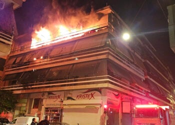 Φλόγες βγαίνουν από το διαμέρισμα όπου ζούσαν τα δύο αδέλφια στον Κολωνό, στην οδό Άργους (φωτ.: Facebook / ΚΟΛΩΝΟΣ NEW-S / Giorgos Vasileiou)