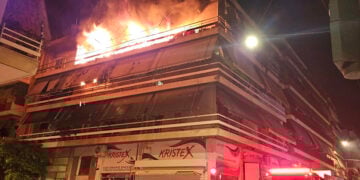 Φλόγες βγαίνουν από το διαμέρισμα όπου ζούσαν τα δύο αδέλφια στον Κολωνό, στην οδό Άργους (φωτ.: Facebook / ΚΟΛΩΝΟΣ NEW-S / Giorgos Vasileiou)