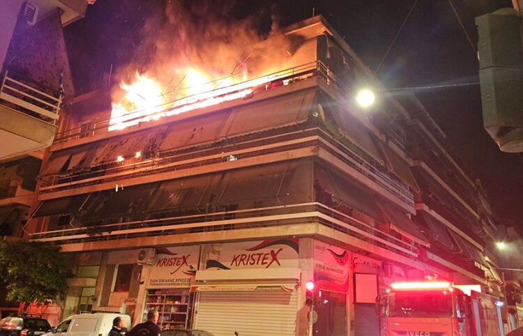Φλόγες βγαίνουν από το διαμέρισμα όπου ζούσαν τα δύο αδέλφια στον Κολωνό, στην οδό Άργους (φωτ.: Facebook / ΚΟΛΩΝΟΣ NEW-S / Giorgos Vasileiou)