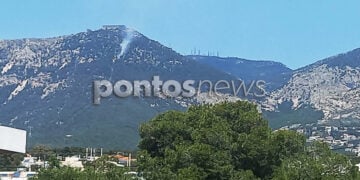 Φωτιά ξέσπασε στην Πάρνηθα, κοντά στο τελεφερίκ. Πέμπτη 30 Απριλίου 2026 (φωτ.: Σοφία Λυσιόβα)