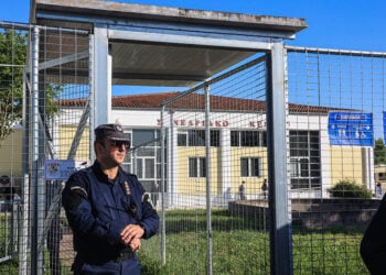 Αστυνομικός έξω από το ΓΑΙΟΠΟΛΙΣ όπου διεξάγεται η δίκη για τα Τέμπη, Δευτέρα 27 Απριλίου 2026 (φωτ.: EUROKINISSI / Λεωνίδας Τζέκας)