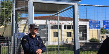 Αστυνομικός έξω από το ΓΑΙΟΠΟΛΙΣ όπου διεξάγεται η δίκη για τα Τέμπη, Δευτέρα 27 Απριλίου 2026 (φωτ.: EUROKINISSI / Λεωνίδας Τζέκας)