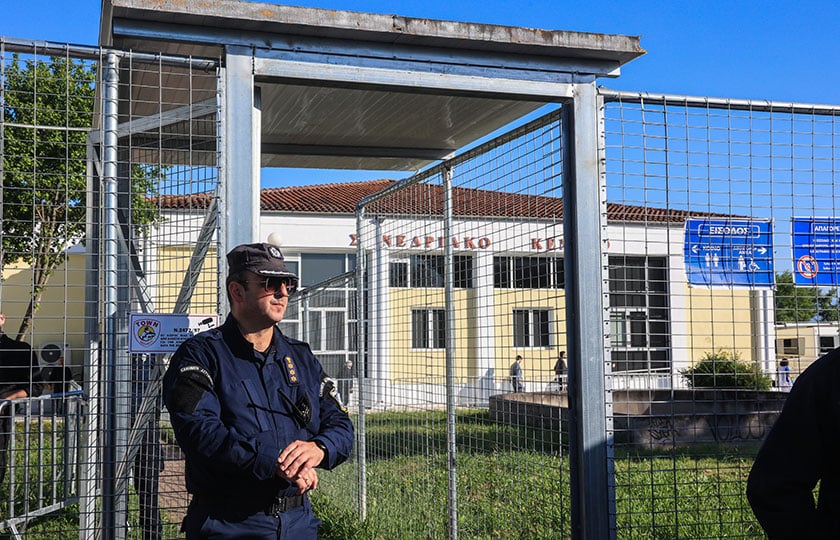 Αστυνομικός έξω από το ΓΑΙΟΠΟΛΙΣ όπου διεξάγεται η δίκη για τα Τέμπη, Δευτέρα 27 Απριλίου 2026 (φωτ.: EUROKINISSI / Λεωνίδας Τζέκας)