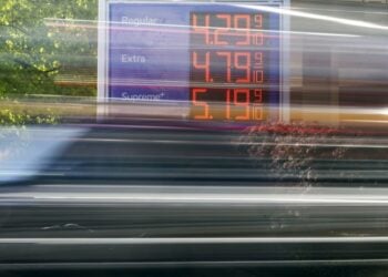 Κατακόρυφη αύξηση έχουν σημειώσει οι τιμές των καυσίμων στις ΗΠΑ. Εδώ εικόνα από πρατήριο της Exxon στην Ουάσινγκτον (DC), τις 20 Απριλίου 2026 (φωτ.: EPA/JIM LO SCALZO)