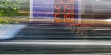 Κατακόρυφη αύξηση έχουν σημειώσει οι τιμές των καυσίμων στις ΗΠΑ. Εδώ εικόνα από πρατήριο της Exxon στην Ουάσινγκτον (DC), τις 20 Απριλίου 2026 (φωτ.: EPA/JIM LO SCALZO)