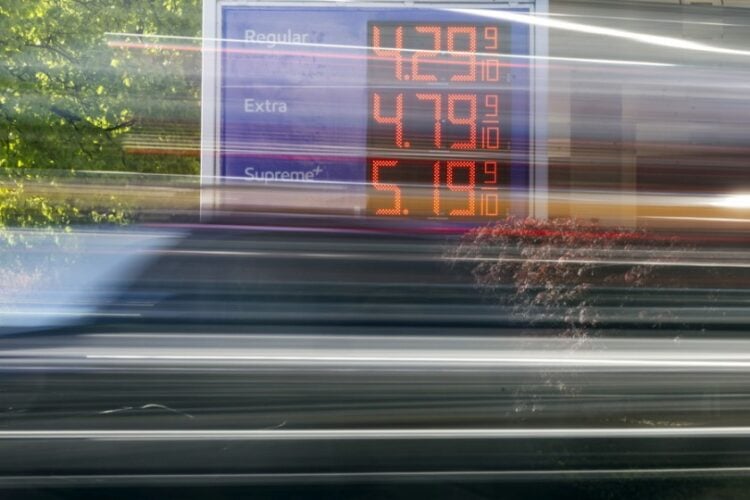 Κατακόρυφη αύξηση έχουν σημειώσει οι τιμές των καυσίμων στις ΗΠΑ. Εδώ εικόνα από πρατήριο της Exxon στην Ουάσινγκτον (DC), τις 20 Απριλίου 2026 (φωτ.: EPA/JIM LO SCALZO)