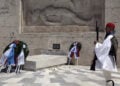 Κατάθεση στεφάνων στο Μνημείο του Άγνωστου Στρατιώτη για την Ημέρα Μνήμης της Γενοκτονίας των Αρμενίων (φωτ.: ΑΠΕ-ΜΠΕ / Συμέλα Παντζαρτζή)