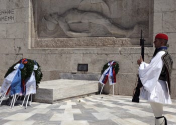 Κατάθεση στεφάνων στο Μνημείο του Άγνωστου Στρατιώτη για την Ημέρα Μνήμης της Γενοκτονίας των Αρμενίων (φωτ.: ΑΠΕ-ΜΠΕ / Συμέλα Παντζαρτζή)
