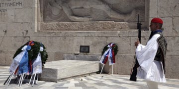 Κατάθεση στεφάνων στο Μνημείο του Άγνωστου Στρατιώτη για την Ημέρα Μνήμης της Γενοκτονίας των Αρμενίων (φωτ.: ΑΠΕ-ΜΠΕ / Συμέλα Παντζαρτζή)