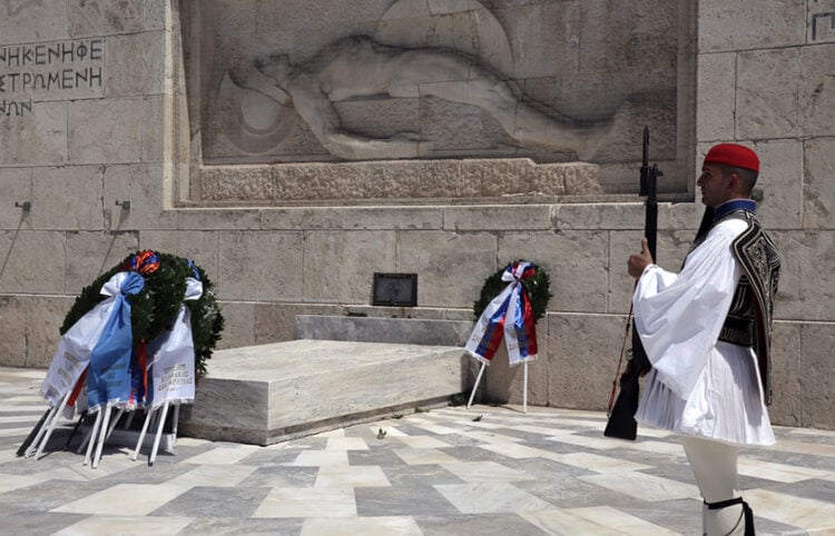 Κατάθεση στεφάνων στο Μνημείο του Άγνωστου Στρατιώτη για την Ημέρα Μνήμης της Γενοκτονίας των Αρμενίων (φωτ.: ΑΠΕ-ΜΠΕ / Συμέλα Παντζαρτζή)