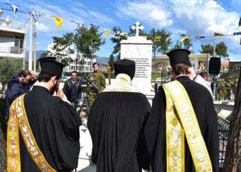Στο μνημείο των θυμάτων της Γενοκτονίας των Θρακών στον αύλειο χώρο του ναού της Αγίας Βαρβάρας, στην Κομοτηνή. Κυριακή 5 Απριλίου 2026 (φωτ.: Flickr / ΙΜ Μαρωνείας)