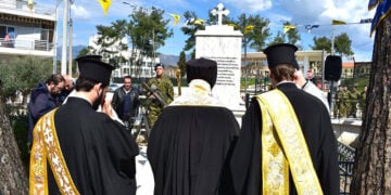 Στο μνημείο των θυμάτων της Γενοκτονίας των Θρακών στον αύλειο χώρο του ναού της Αγίας Βαρβάρας, στην Κομοτηνή. Κυριακή 5 Απριλίου 2026 (φωτ.: Flickr / ΙΜ Μαρωνείας)