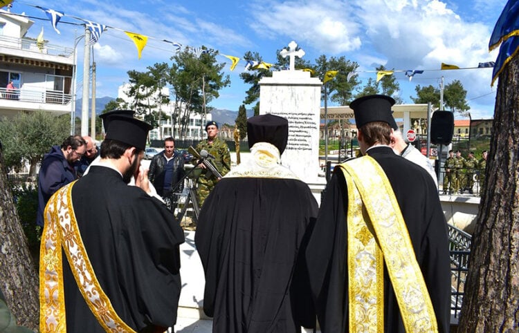 Στο μνημείο των θυμάτων της Γενοκτονίας των Θρακών στον αύλειο χώρο του ναού της Αγίας Βαρβάρας, στην Κομοτηνή. Κυριακή 5 Απριλίου 2026 (φωτ.: Flickr / ΙΜ Μαρωνείας)
