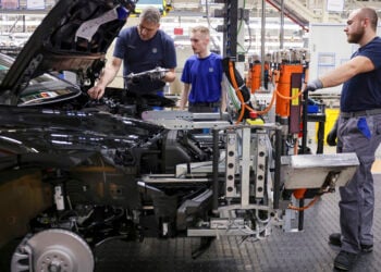 Στο εργοστάσιο της Volkswagen στο Έμντεν, πόλη στην Κάτω Σαξονία (φωτ.: EPA / Christopher Neundorf)