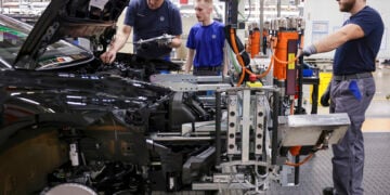 Στο εργοστάσιο της Volkswagen στο Έμντεν, πόλη στην Κάτω Σαξονία (φωτ.: EPA / Christopher Neundorf)