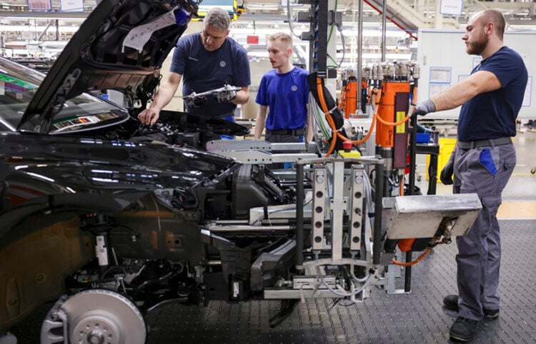 Στο εργοστάσιο της Volkswagen στο Έμντεν, πόλη στην Κάτω Σαξονία (φωτ.: EPA / Christopher Neundorf)