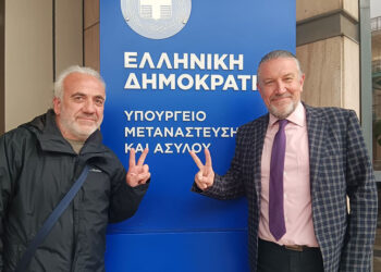 Ο Γιάννης-Βασίλης Γιαϊλαλί με τον δικηγόρο του, Τρίτη 1 Απριλίου 2026 (φωτ.: Facebook / Eleftheros Parharadis)