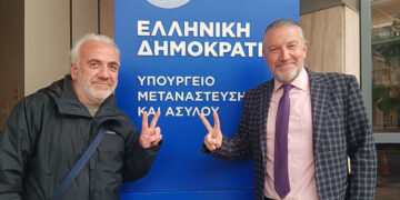 Ο Γιάννης-Βασίλης Γιαϊλαλί με τον δικηγόρο του, Τρίτη 1 Απριλίου 2026 (φωτ.: Facebook / Eleftheros Parharadis)