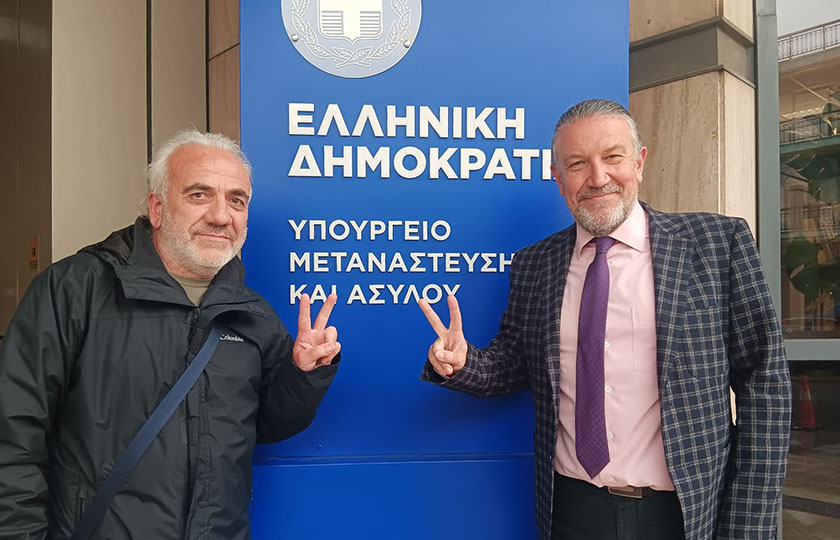 Ο Γιάννης-Βασίλης Γιαϊλαλί με τον δικηγόρο του, Τρίτη 1 Απριλίου 2026 (φωτ.: Facebook / Eleftheros Parharadis)