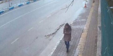 Η φοιτήτρια Γκιουλιστάν Ντόκου πριν εξαφανιστεί, σε καρέ από βίντεο κάμερας ασφαλείας (πηγή: Χ / ComezTurhan)