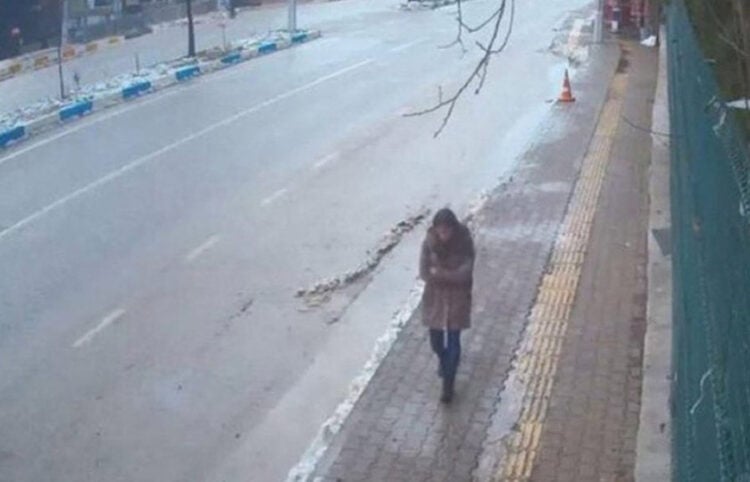 Η φοιτήτρια Γκιουλιστάν Ντόκου πριν εξαφανιστεί, σε καρέ από βίντεο κάμερας ασφαλείας (πηγή: Χ / ComezTurhan)
