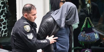 Με χειροπέδες ο άνδρας που ήταν μαζί με την 35χρονη προτού εκείνη καταλήξει στον ακάλυπτο (φωτ.: EUROKINISSI / Γιάννης Παναγόπουλος)