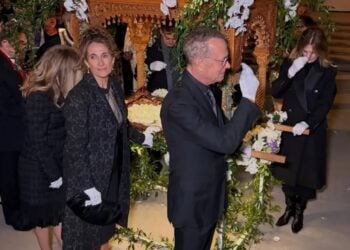 Τομ Χανκς και Μελίνα Κανακαρίδη σηκώνουν το κουβούκλιο του Επιταφίου. Λος Άντζελες, 10 Απριλίου 2026 (φωτ.: Instagram / therealmelinak)
