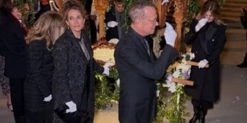 Τομ Χανκς και Μελίνα Κανακαρίδη σηκώνουν το κουβούκλιο του Επιταφίου. Λος Άντζελες, 10 Απριλίου 2026 (φωτ.: Instagram / therealmelinak)