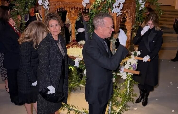 Τομ Χανκς και Μελίνα Κανακαρίδη σηκώνουν το κουβούκλιο του Επιταφίου. Λος Άντζελες, 10 Απριλίου 2026 (φωτ.: Instagram / therealmelinak)