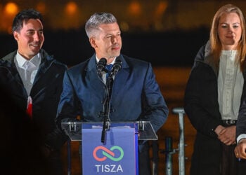 Ο Πέτερ Μάγιαρ στο κέντρο (φωτ.: EPA / Robert Hegedus)