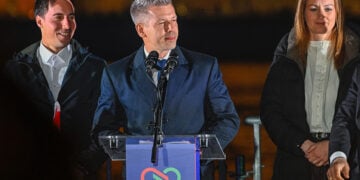 Ο Πέτερ Μάγιαρ στο κέντρο (φωτ.: EPA / Robert Hegedus)