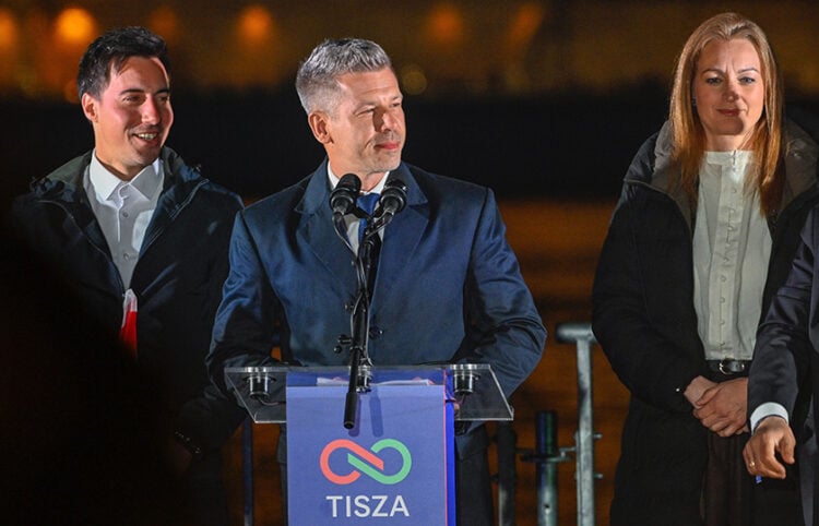 Ο Πέτερ Μάγιαρ στο κέντρο (φωτ.: EPA / Robert Hegedus)