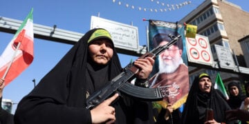 Ιρανές συμμετέχουν στη συγκέντρωση «Sacrificed Girls» στην Τεχεράνη, αποτίοντας φόρο τιμής σε γυναίκες που σκοτώθηκαν στον πόλεμο. 17 Απριλίου 2026 (φωτ.: EPA / Abedin Taherkenareh)