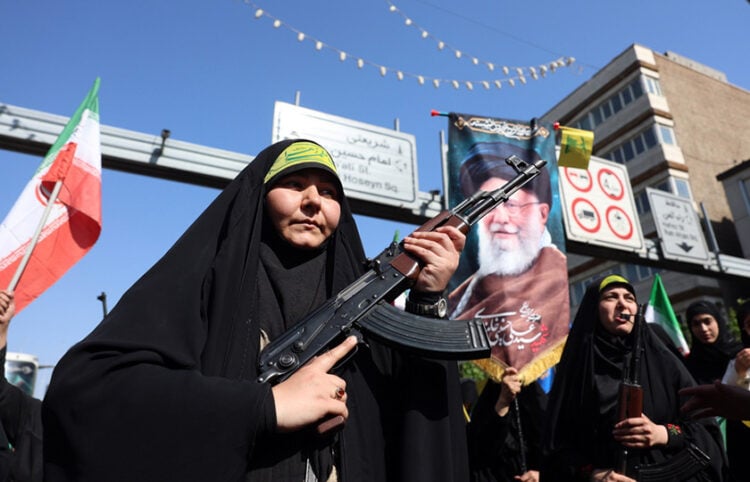 Ιρανές συμμετέχουν στη συγκέντρωση «Sacrificed Girls» στην Τεχεράνη, αποτίοντας φόρο τιμής σε γυναίκες που σκοτώθηκαν στον πόλεμο. 17 Απριλίου 2026 (φωτ.: EPA / Abedin Taherkenareh)