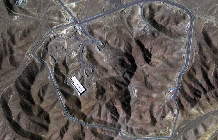 Δορυφορική εικόνα δείχνει γενική άποψη της υπόγειας εγκατάστασης εμπλουτισμού ουρανίου στο Fordo, πριν από τις αμερικανικές αεροπορικές επιδρομές στο Ιράν, 20 Ιουνίου 2025 (φωτ.: EPA / Maxar Technologies)