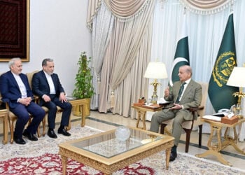 Ο πρωθυπουργός του Πακιστάν Σεχμπάζ Σαρίφ [δεξιά] σε διμερή συνάντηση με τον υπουργό Εξωτερικών του Ιράν Αμπάς Αραγτσί στο Ισλαμαμπάντ, 25 Απριλίου 2026 (φωτ.: EPA / Pakistan Prime Minister Office)