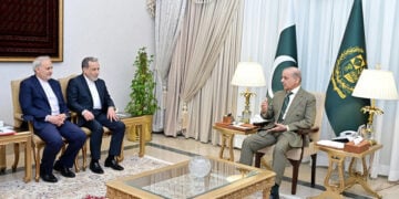 Ο πρωθυπουργός του Πακιστάν Σεχμπάζ Σαρίφ [δεξιά] σε διμερή συνάντηση με τον υπουργό Εξωτερικών του Ιράν Αμπάς Αραγτσί στο Ισλαμαμπάντ, 25 Απριλίου 2026 (φωτ.: EPA / Pakistan Prime Minister Office)