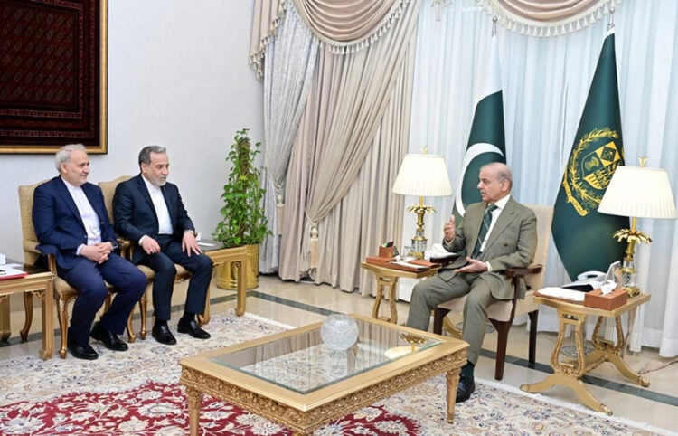 Ο πρωθυπουργός του Πακιστάν Σεχμπάζ Σαρίφ [δεξιά] σε διμερή συνάντηση με τον υπουργό Εξωτερικών του Ιράν Αμπάς Αραγτσί στο Ισλαμαμπάντ, 25 Απριλίου 2026 (φωτ.: EPA / Pakistan Prime Minister Office)