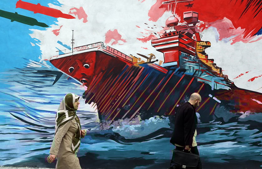 Τοιχογραφία στην Τεχεράνη με αντιαμερικανικά και αντι-αμερικανικά και αντι-ισραηλινά μηνύματα (φωτ.: EPA / Abedin Taherkenareh)