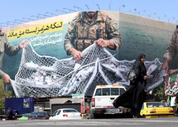 Γιγαντιαία αφίσα στην Πλατεία Ενγκελάμπ (Πλατεία της Επανάστασης) στην Τεχεράνη, με το εξής μήνυμα στα περσικά: «Το Στενό του Ορμούζ θα παραμείνει κλειστό». 5 Απριλίου 2026 (φωτ.: EPA / Abedin Taherkenareh)