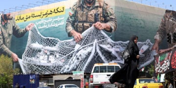 Γιγαντιαία αφίσα στην Πλατεία Ενγκελάμπ (Πλατεία της Επανάστασης) στην Τεχεράνη, με το εξής μήνυμα στα περσικά: «Το Στενό του Ορμούζ θα παραμείνει κλειστό». 5 Απριλίου 2026 (φωτ.: EPA / Abedin Taherkenareh)