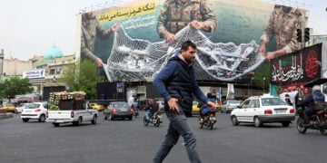 ιγαντιαία αφίσα στην Πλατεία Ενγκελάμπ (Πλατεία της Επανάστασης) στην Τεχεράνη, με το εξής μήνυμα στα περσικά: «Το Στενό του Ορμούζ θα παραμείνει κλειστό». 11 Απριλίου 2026 (φωτ.: EPA / Abedin Taherkenareh)