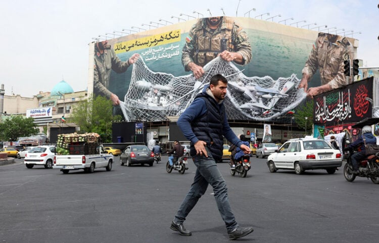 ιγαντιαία αφίσα στην Πλατεία Ενγκελάμπ (Πλατεία της Επανάστασης) στην Τεχεράνη, με το εξής μήνυμα στα περσικά: «Το Στενό του Ορμούζ θα παραμείνει κλειστό». 11 Απριλίου 2026 (φωτ.: EPA / Abedin Taherkenareh)