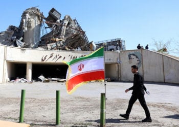 Ισραηλινός αξιωματούχος περπατά δίπλα στο κατεστραμμένο Στάδιο Αζαντί στην Τεχεράνη, 3 Απριλίου 2026 (φωτ.: EPA / Abedin Taherkenareh)