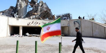 Ισραηλινός αξιωματούχος περπατά δίπλα στο κατεστραμμένο Στάδιο Αζαντί στην Τεχεράνη, 3 Απριλίου 2026 (φωτ.: EPA / Abedin Taherkenareh)