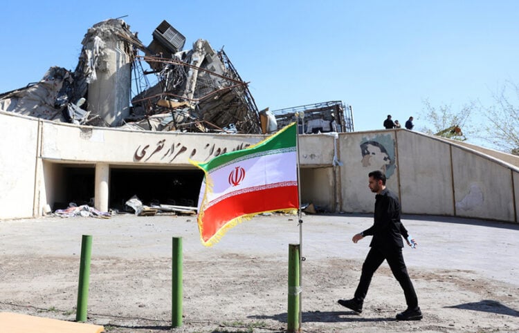 Ισραηλινός αξιωματούχος περπατά δίπλα στο κατεστραμμένο Στάδιο Αζαντί στην Τεχεράνη, 3 Απριλίου 2026 (φωτ.: EPA / Abedin Taherkenareh)